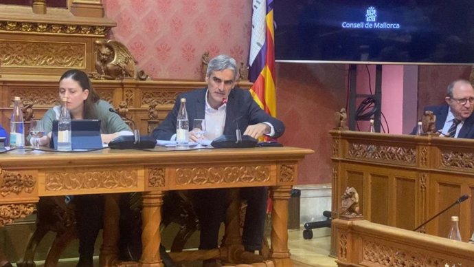 El conseller de Hacienda y Función Pública, Josep Lluís Colom, durante el pleno del Consell de Mallorca