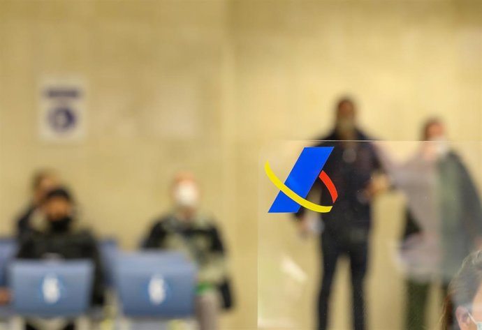 Archivo - Varias personas esperan en una oficina de la Agencia Tributaria 