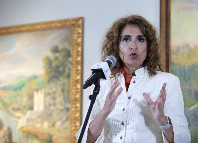 La ministra de Hacienda y Función Pública, María Jesús Montero, durante una visitas institucional a Alcalá de Guadaíra (Sevilla)