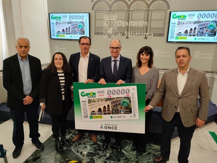 El presidente de la Diputación de Salamanca y el presidente regional de la ONCE presentan el Cupón dedicado al Camino de Hierro.