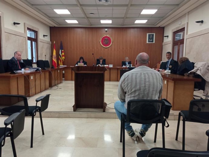 El acusado, de espaldas, antes de comenzar el juicio.