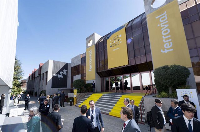 Exterior del auditorio ONCE antes de que comience la segunda convocatoria de la Junta General Ordinaria de Accionistas de Ferrovial, a 13 de abril de 2023, en Madrid