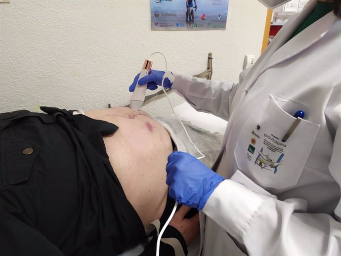 Medición de herida en un paciente con ostomía digestiva.