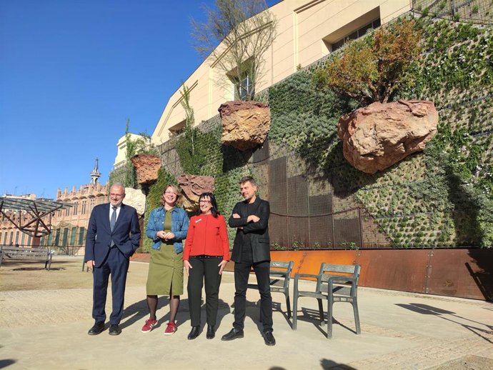 De izquierda a derecha, el director general de Fira de Barcelona, Constantí Serrallonga, la teniente de alcalde Janet Sanz, la directora general adjunta de la Fundación la Caixa, Elisa Durán, y el concejal Marc Serra