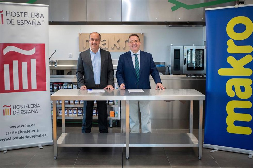 El director general de Makro en España, David Martínez, y el presidente de Hostelería de España, José Luis Yzuel