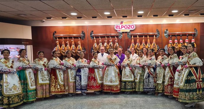 La reina de la huerta y su corte junto a representantes de ElPozo Alimentación