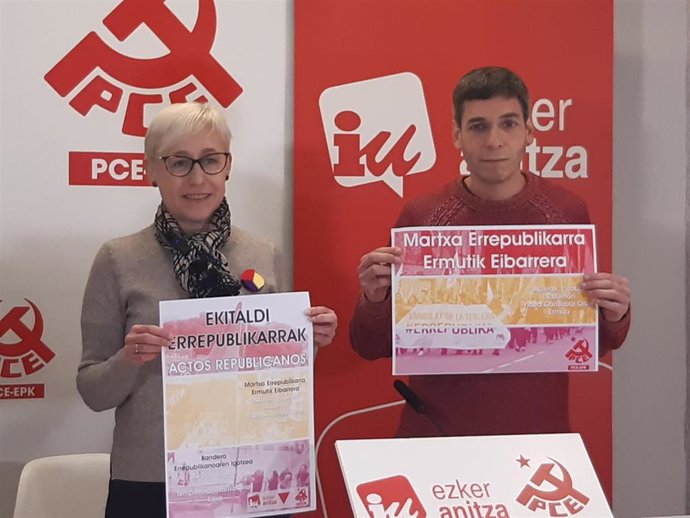 El secretario general del PCE-EPK y parlamentario de Elkarrekin Podemos IU, Jon Hernández, y la portavoz y coordinadora de Gipuzkoa de Ezker Anitza-IU, Arantza González, en rueda de prensa.