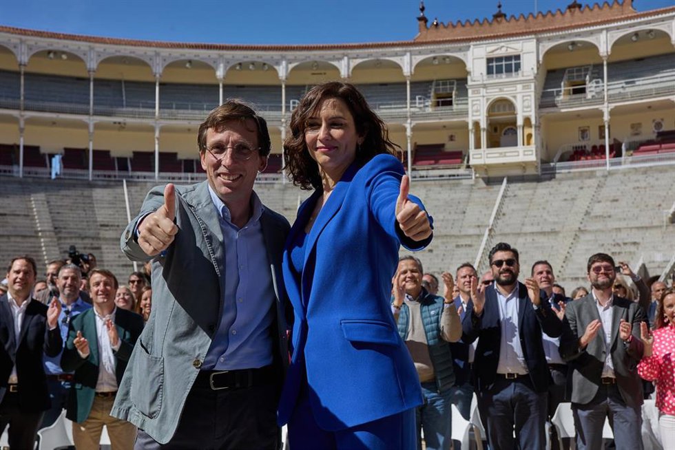 El alcalde de Madrid, José Luis Martínez-Almeida y la presidenta de la Comunidad de Madrid, Isabel Díaz Ayuso, durante la presentación de los candidatos del Partido Popular de Madrid a las alcaldías de los 179 municipios que conforman la región, en la P