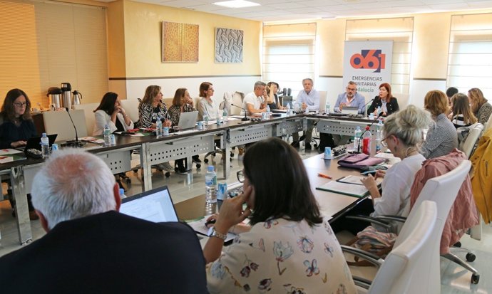 Primera reunión de la comisión de humanización del 061 presidida por la coordinadora del Plan de Humanización de la Consejería de Salud.