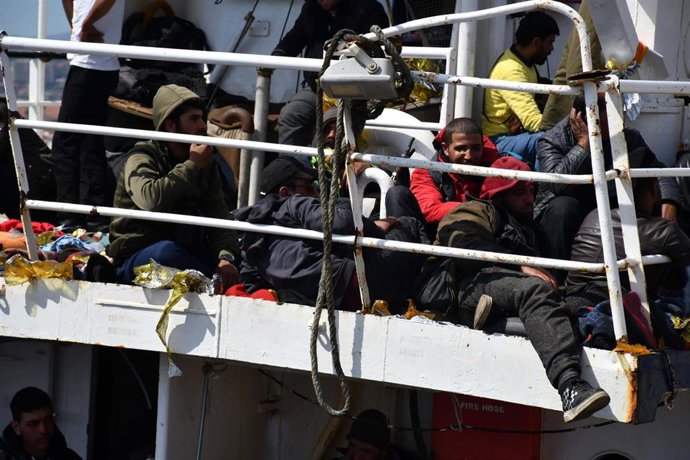 Un barco con migrantes y refugiados llega a Catania