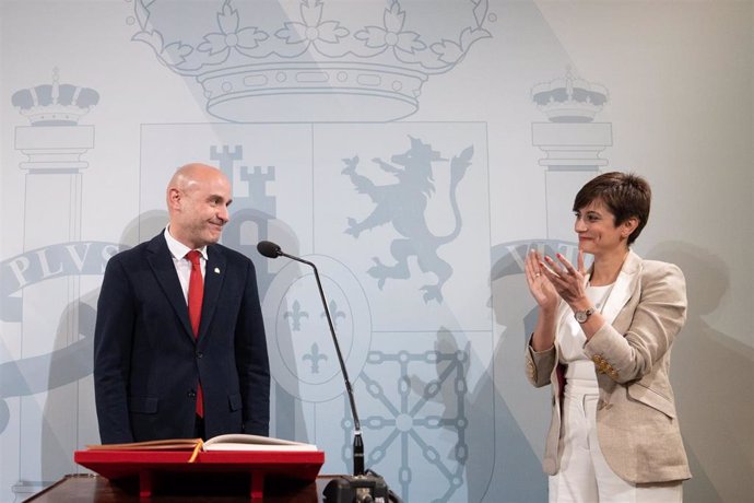 El nuevo delegado del Gobierno en Catalunya, Carlos Prieto, y la ministra de Política Territorial, Isabel Rodríguez, en la toma de posesión del delegado.