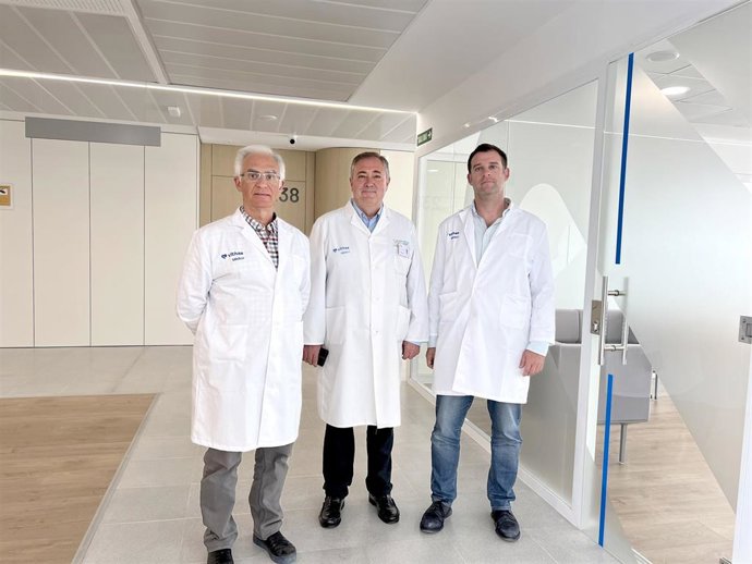 Los doctores Antonio Narváez, Francisco Javier de Santos y Francisco Javier Estades, de Vithas Xanit Internacional