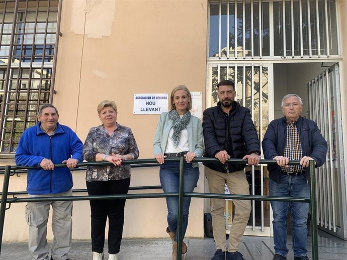 La candidata por Ciudadanos a la alcaldía de Palma, Eva Pomar (c), en una visita a Nou Llevant.