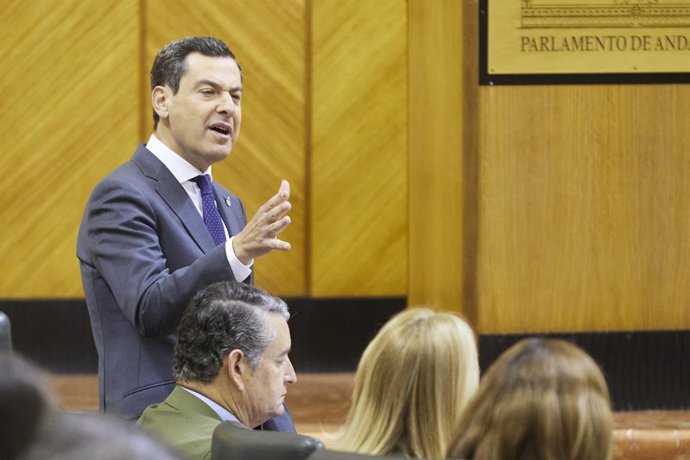 El presidente de la Junta de Andalucía, Juanma Moreno, responde a la portavoz del Grupo Por Andalucía, Inmaculada Nieto, durante la segunda jornada del Pleno del Parlamento andaluz en el Parlamento de Andalucía, a 13 de abril de 2023 en Sevilla (Andaluc