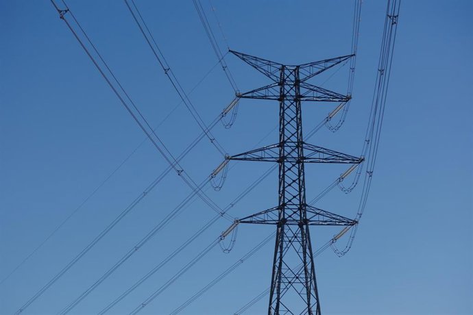 Archivo - Una torre de alta tensión, en una imagen del archivo.