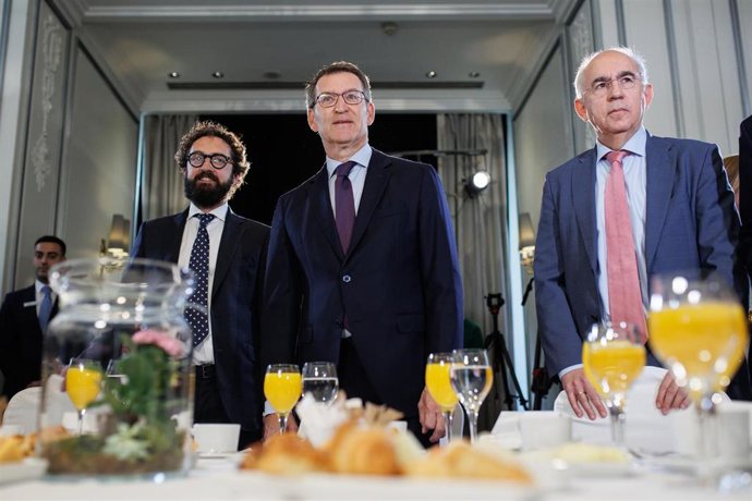 (I-D) El director del diario 'El Mundo', Joaquín Manso; el presidente del Partido Popular, Alberto Núñez Feijóo y el exdirector del diario 'El Mundo' Francisco Rosell, a su llegada un encuentro de 'El Mundo', en el Hotel Westin Palace, a 13 de abril de 