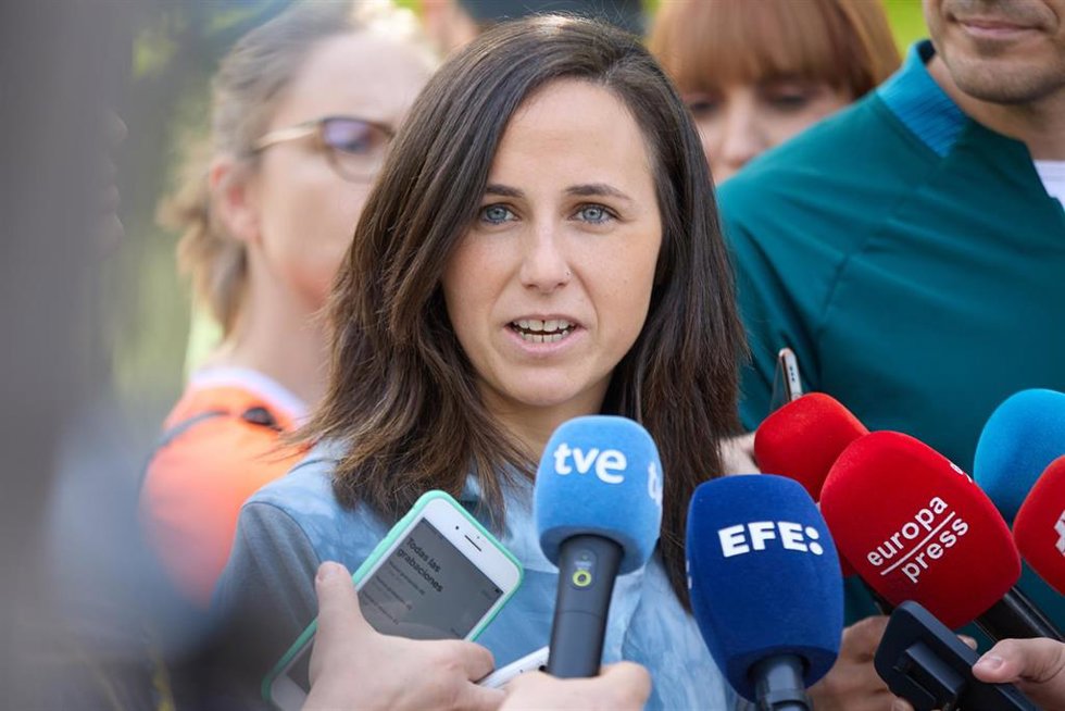 La secretaria general de Podemos y ministra de Derechos Sociales y Agenda 2030, Ione Belarra, realiza declaraciones a los medios de comunicación, en el Parque de El Retiro, a 9 de abril de 2023, en Madrid (España).