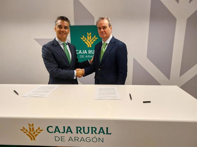 El director general de Caja Rural de Aragón, Luis Ignacio Lucas, y el presidente de la Cámara de Zaragoza, Jorge Villarroya.