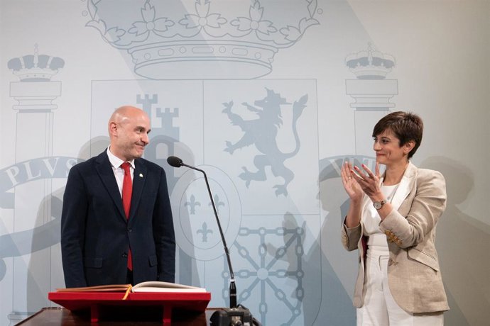 El nou delegat del Govern central a Catalunya, Carlos Prieto, i la ministra de Política Territorial, Isabel Rodríguez