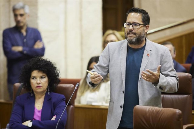 El presidente de la Junta de Andalucía, Juanma Moreno, responde en el Pleno del Parlamento andaluz en el Parlamento de Andalucía, a 13 de abril de 2023 en Sevilla (Andalucía, España). 