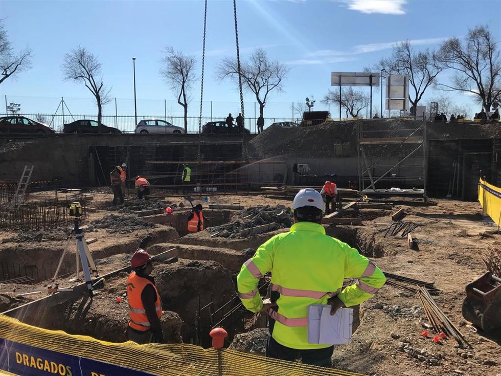 Archivo - Operarios del sector de la construcción