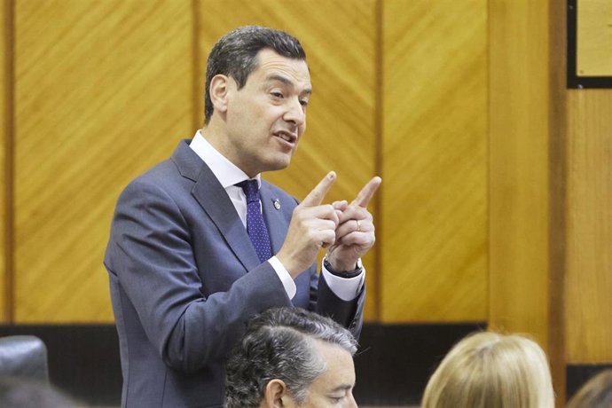 El presidente de la Junta de Andalucía, Juanma Moreno, este jueves ante el Pleno del Parlamento