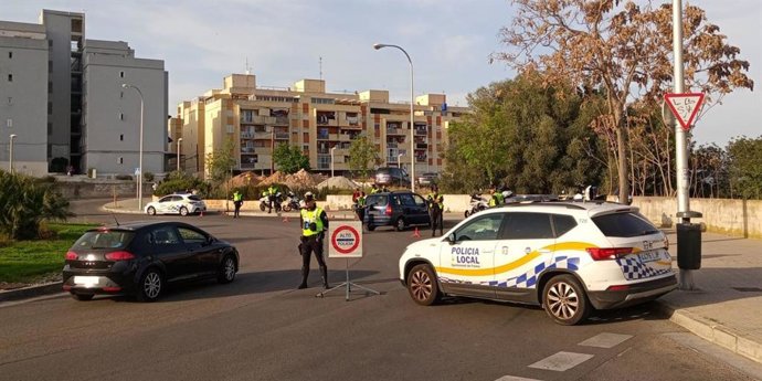 Control de la Policía Local entre las calles Maria Antnia Salv y Son Puig.