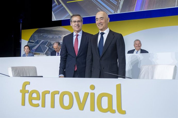 El presidente de Ferrovial, Rafael del Pino (d), antes de comenzar la segunda convocatoria de la Junta General Ordinaria de Accionistas de Ferrovial, en el auditorio ONCE, a 13 de abril de 2023, en Madrid (España). Durante la Junta, los accionistas han 