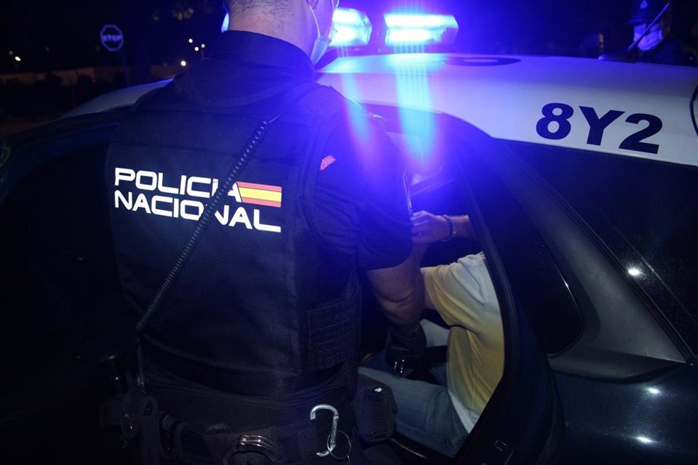 Archivo - Sucesos.- Detenido en Valladolid tras romper el cristal de una tienda y llevarse lotería, dinero y bebidas alcohólicas