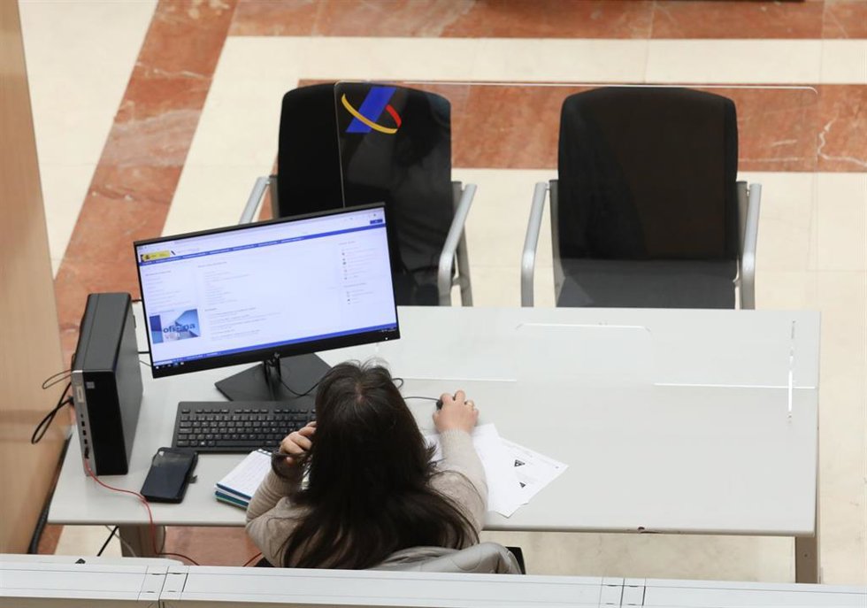 Archivo - Una empleada trabaja en una oficina de la Agencia Tributaria
