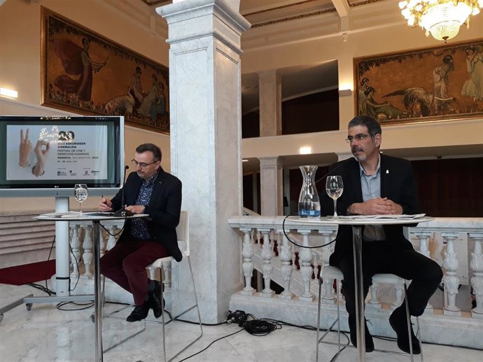 El responsable de la programación de cine de Donostia Kultura, Josemi Beltrán, y el alcalde de San Sebastián, Eneko Goia, presentan la 20 edición del Festival de Cine y Derechos Humanos