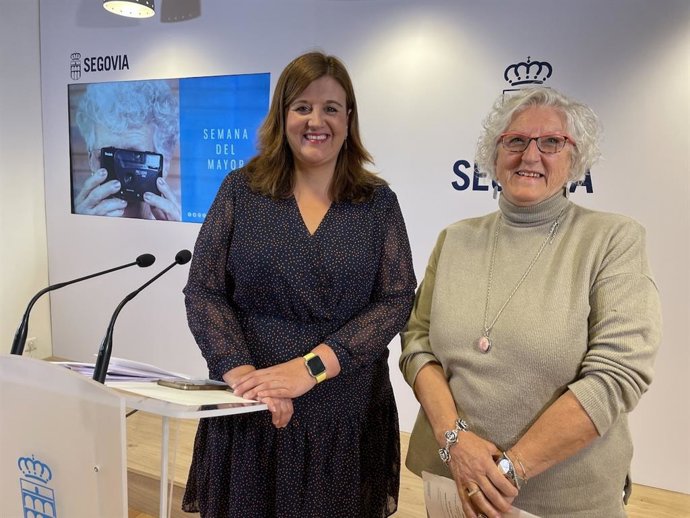 La alcaldesa, Clara Martín, y la concejala de Desarrollo Económico y Empleo, María Antonia Sanz, en la presentación de la 'Semana del Mayor'.