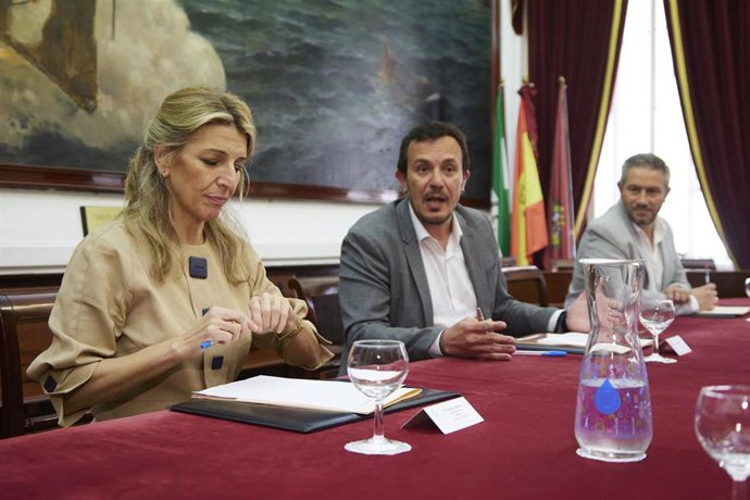 Archivo - La vicepresidenta segunda del Gobierno de España y Ministra de Trabajo y Economía Social, Yolanda Díaz, (i) sentanda junto al alcalde del Cádiz, José María González, (2i) en la mesa de reunión para conocer el estado del empleo en Cádiz, a 10 d