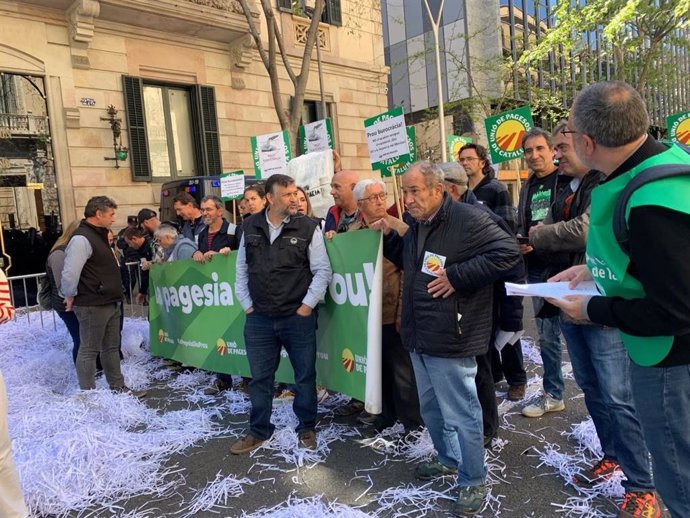 Concentració d'Unió de Pagesos davant la Delegació del Govern espanyol 