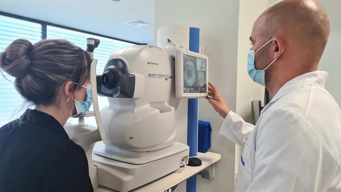 Un optometrista de la Unidad atiende a una paciente