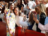¡Muchas flores y a todo color! La Reina Letizia arrasa con un impresionante look de invitada de estreno