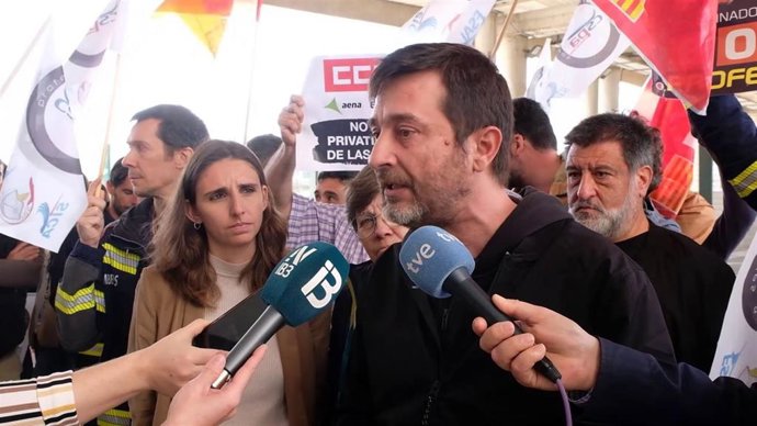 El esponsable de Horizonte Republicano, Rafa Mayoral, atiende a los medios de comunicación.