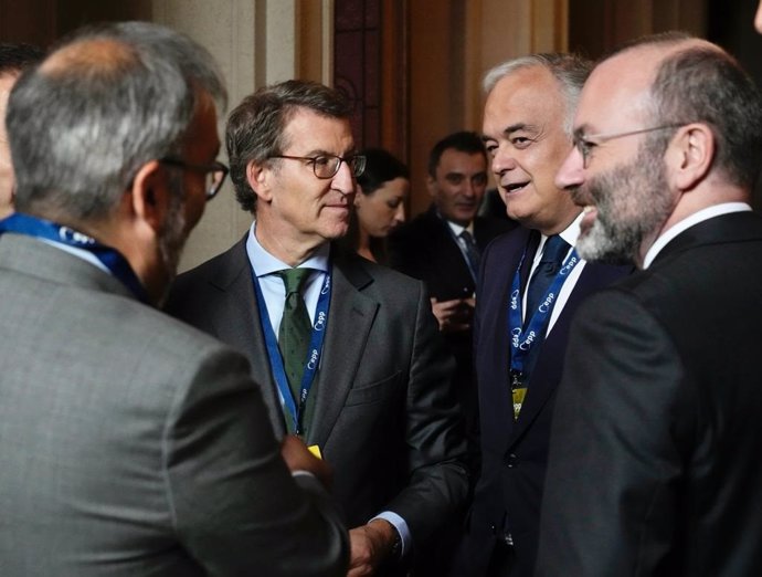 Archivo - El líder del PP, Alberto Núñez Feijóo, participa en la cumbre del PPE en Bruselas. Le acompaña el vicesecretario de Institucional del PP, Esteban González Pons.