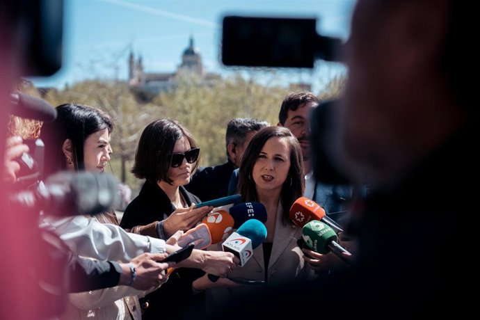 La ministra de Derechos Sociales y Agenda 2030, Ione Belarra, atiende a medios a su llegada al acto conmemorativo del Día Internacional del Pueblo Gitano, en los jardines bajos del puente de Segovia, a 13 de abril de 2023, en Madrid (España).