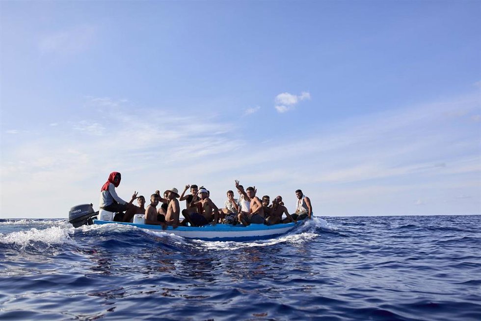 Archivo - Un grupo de unos 17 migrantes procedentes de Chebba (Túnez) viaja por el Mar Mediterráneo en una pequeña barca pesquera en dirección a la isla de Lampedusa, a 8 de septiembre de 2021, a 10 millas de la Lampedusa (Italia)