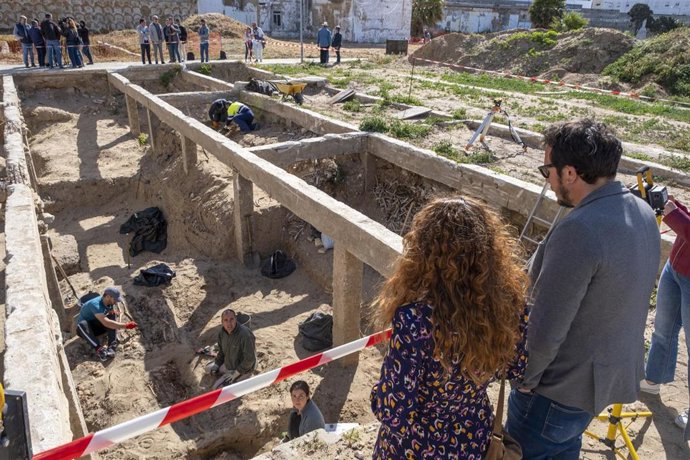 El alcalde de Cádiz, José María González, visita los trabajos de exhumación en el cementerio de San José, que entran en su recta final con la localización de más 40 víctimas del golpe de Estado