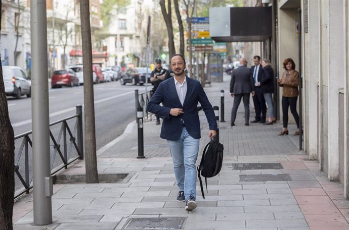 El vicepresidente del Congreso, el socialista Alfonso Rodríguez Gómez de Celis, a su llegada a la reunión de la Ejecutiva Federal del PSOE, en la sede de Ferraz,  a 10 de abril de 2023, en Madrid (España). Tras el parón de Semana Santa, los partidos pol