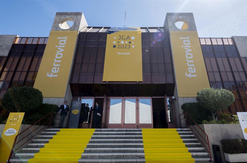 Exterior del auditorio ONCE antes de que comience la segunda convocatoria de la Junta General Ordinaria de Accionistas de Ferrovial, a 13 de abril de 2023, en Madrid (España). Durante la Junta, los accionistas han votado el traslado de la sede social de