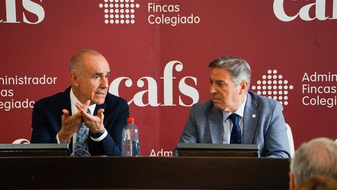 Archivo - El alcalde de Sevilla, Antonio Muñoz, con el presidente del Colegio de Administradores de Fincas de Sevilla, José Feria.