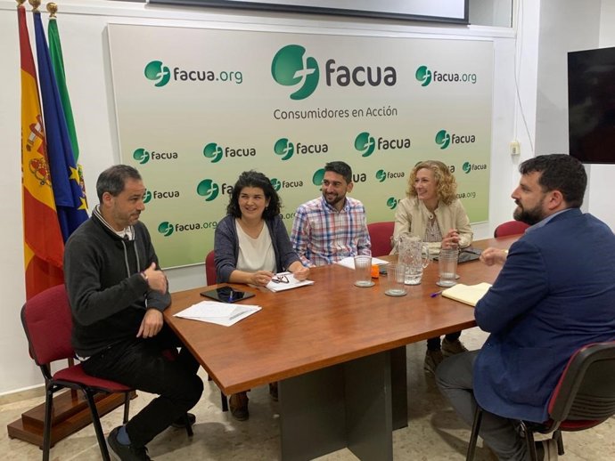 Hornillo y Sánchez se reúnen con dirigentes de Facua Sevilla.