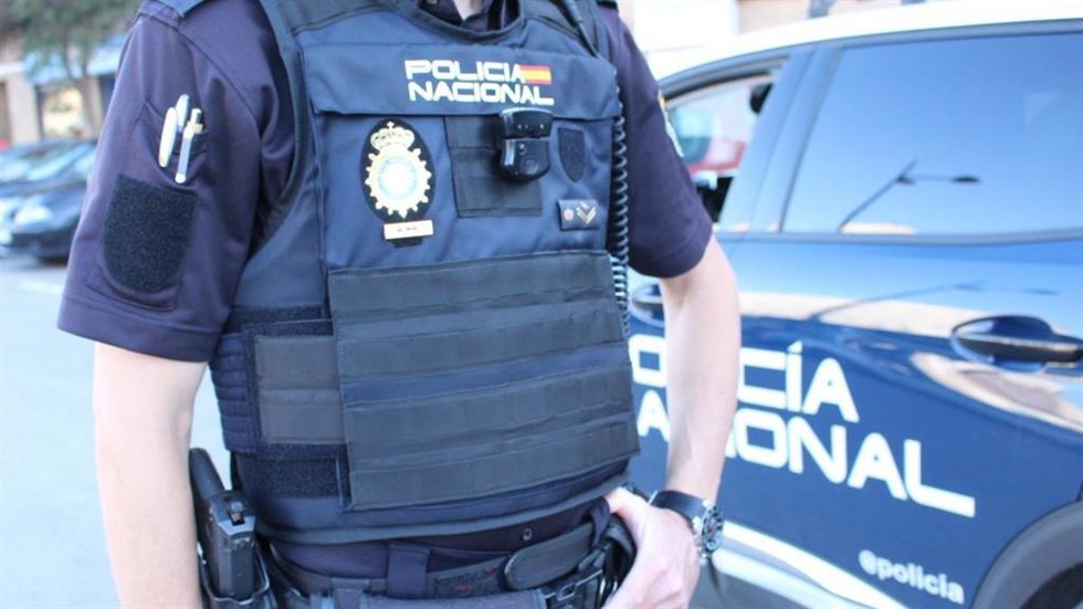Archivo - Agente policía nacional.