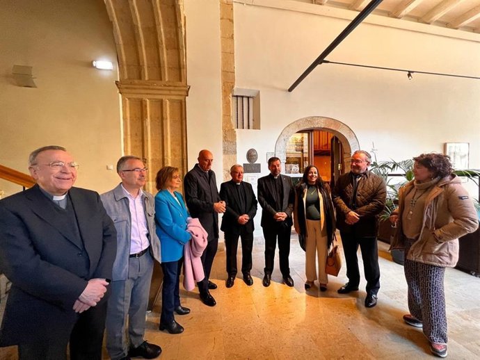 El alcalde de León y el abad de San Isidoro, junto con otros representantes de la corporación municipal, en la legacía previa a Las Cabezadas.