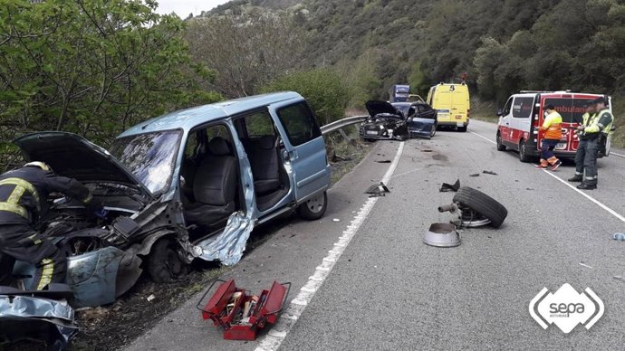 Aparatoso accidente de tráfico con tres heridos y tres vehículos implicados en Salas.