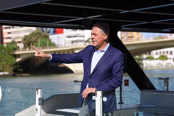 Sanz presenta su proyecto para el Guadalquivir en el interior de un barco que se mueve con electricidad.