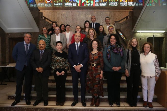 Foto de familia de los premiados y de los miembros de la corporación municipal, en el acto de entrega del Premio por el Comercio Justo.